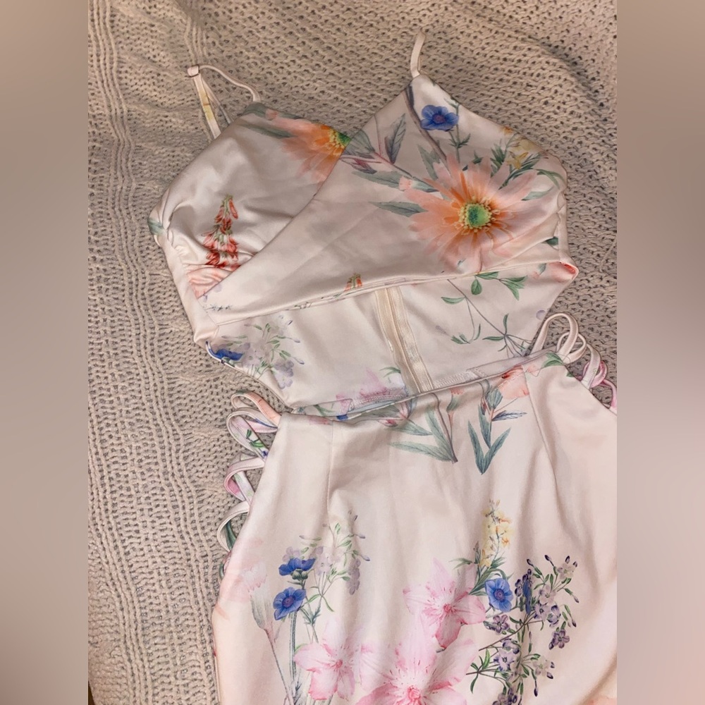 super cute floral dress with cutouts - Picture 3 of 9